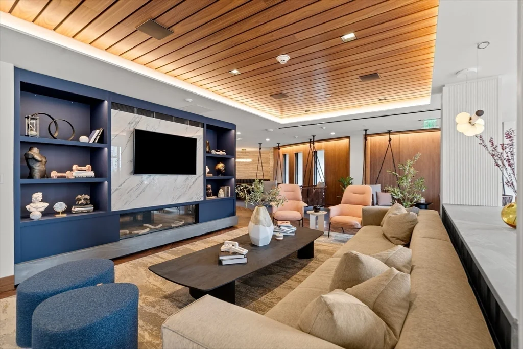 1515 Commonwealth, Brighton