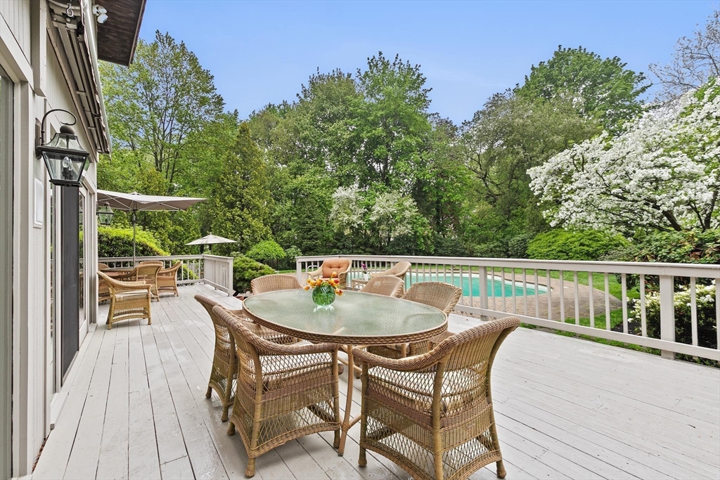 25 Laurus Ln, Newton