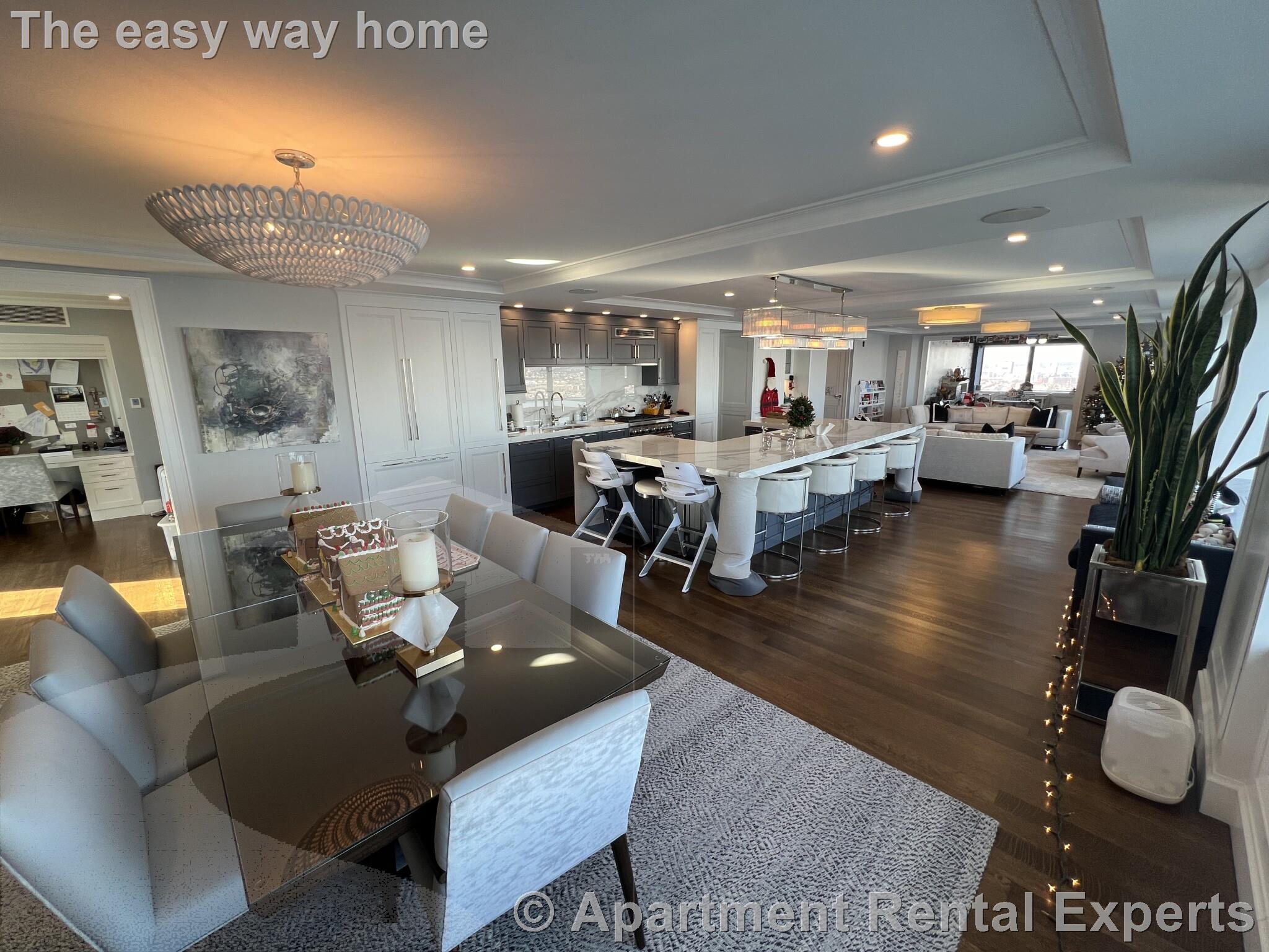 85 East India Row, Downtown