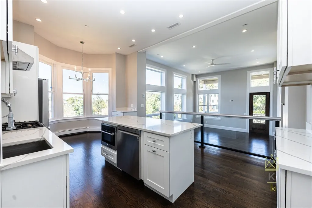 85 Regent St, Roxbury