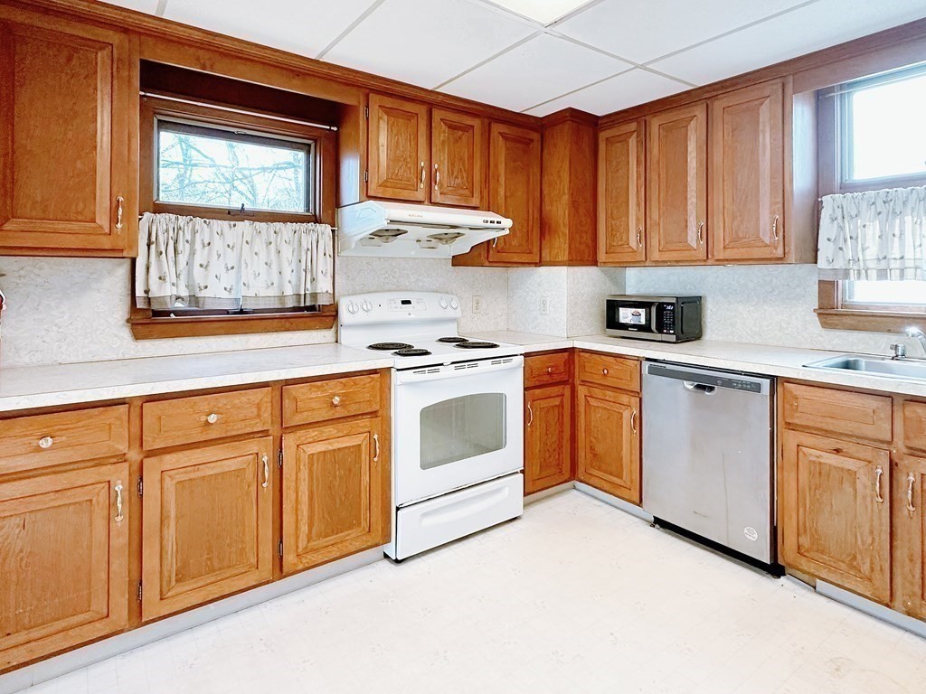 3 bed, 1.5 bath apartment for rent at 32 Valentine Unit SFH, Arlington — photo 3 of 16