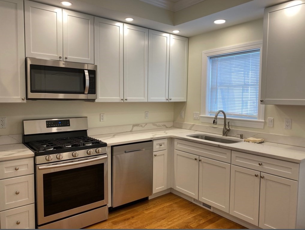3 bed, 3.5 bath apartment for rent at 16 Walnut St Unit 1, Tufts University — photo 3 of 17