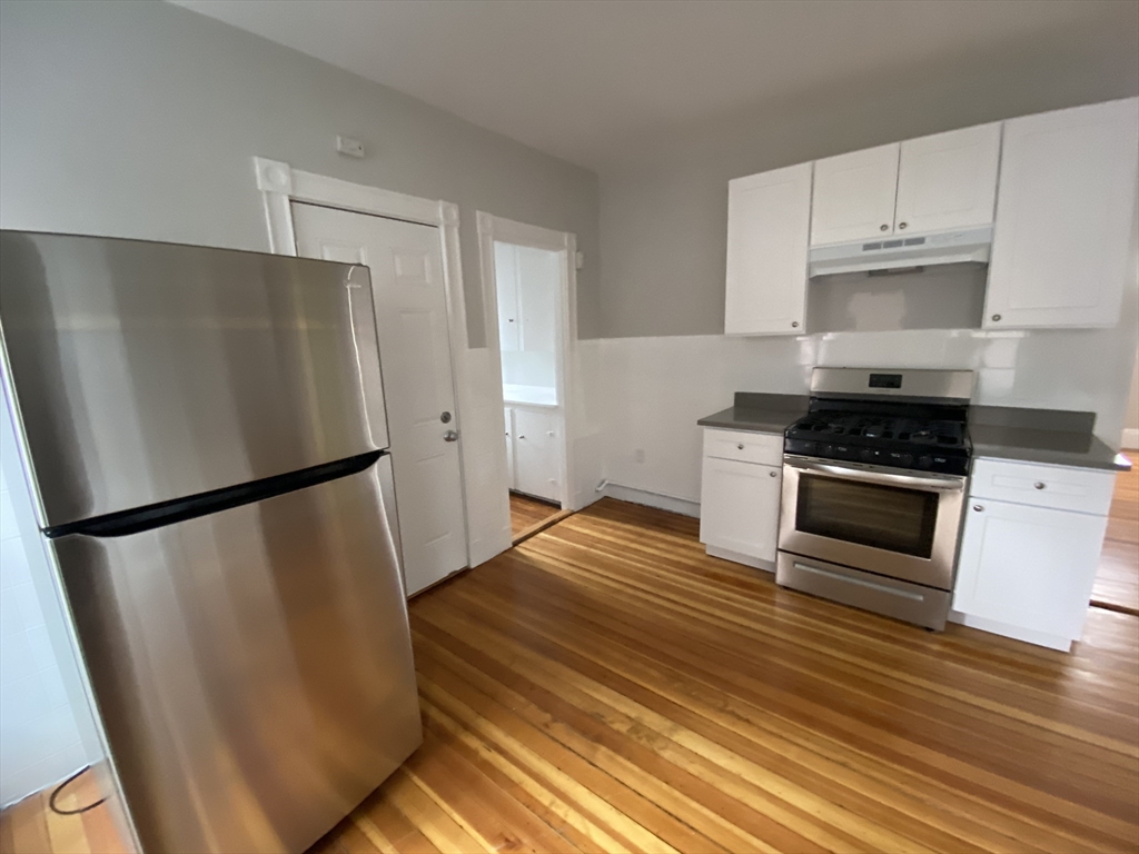 4 bed, 1 bath apartment for rent at 79 Topliff St Unit 2, Dorchester — photo 2 of 9