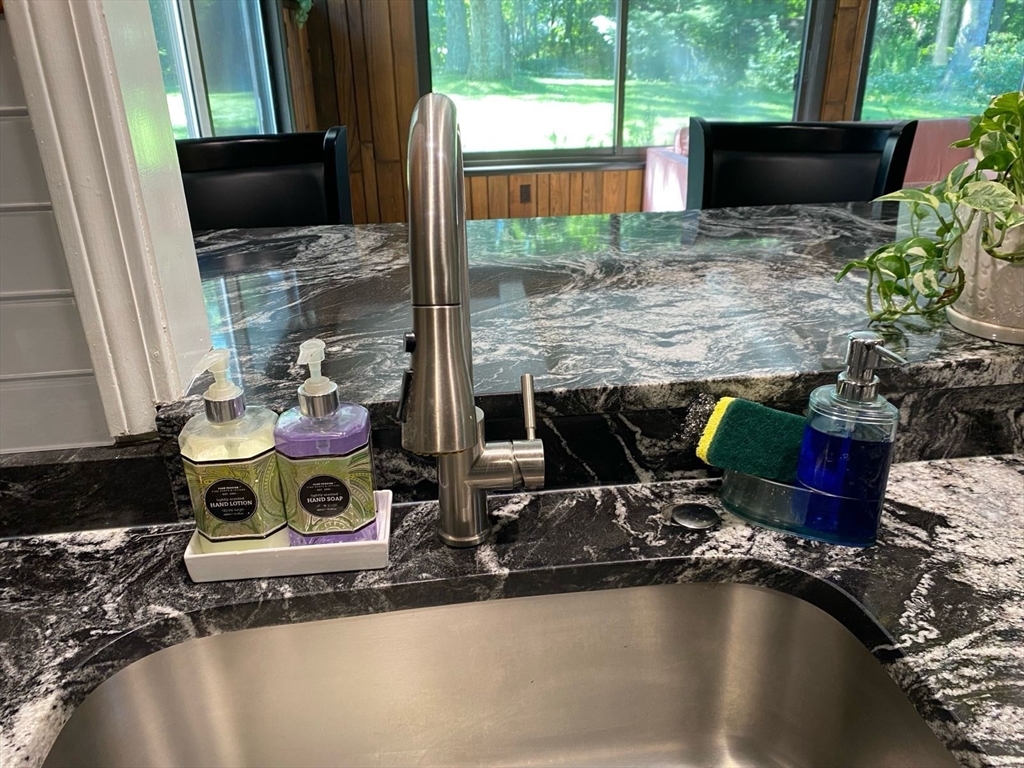 15 Winchester Dr, Lexington