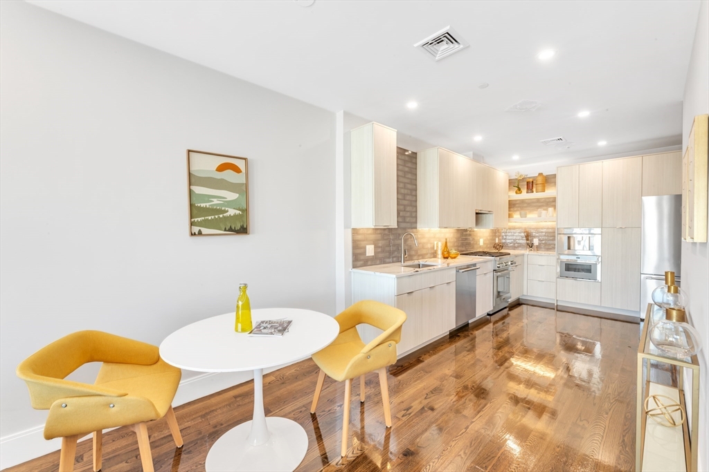 582 East Broadway, Boston