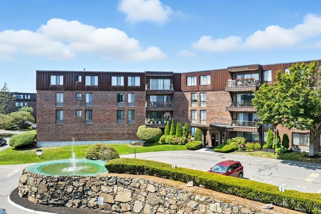 1006 Paradise Rd, Swampscott