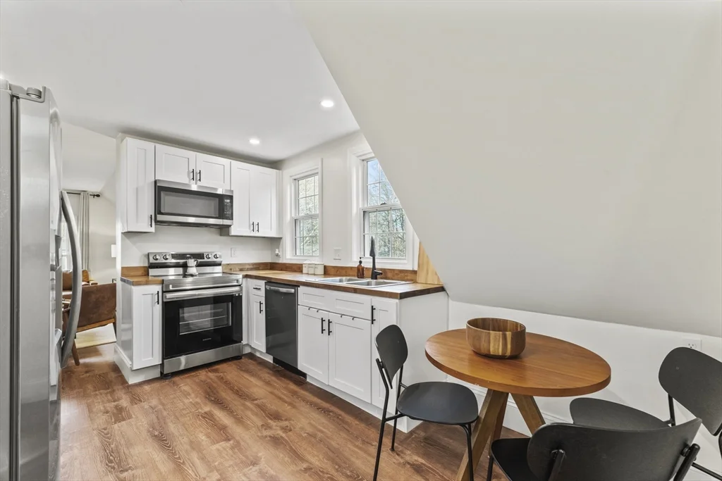 1142 Washington St, Whitman