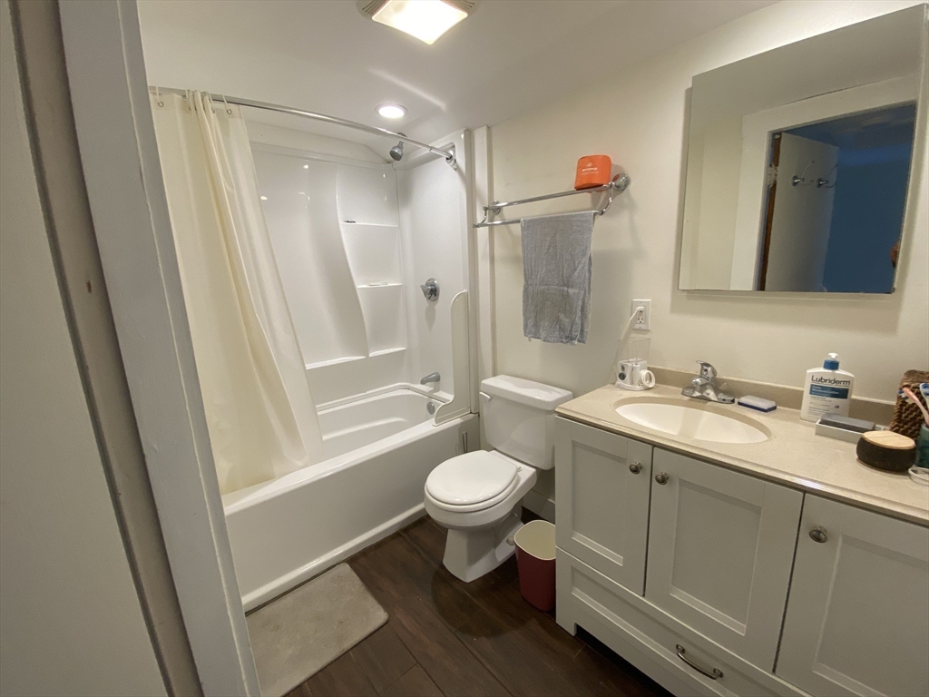 16 Stonecleve Rd, Wellesley