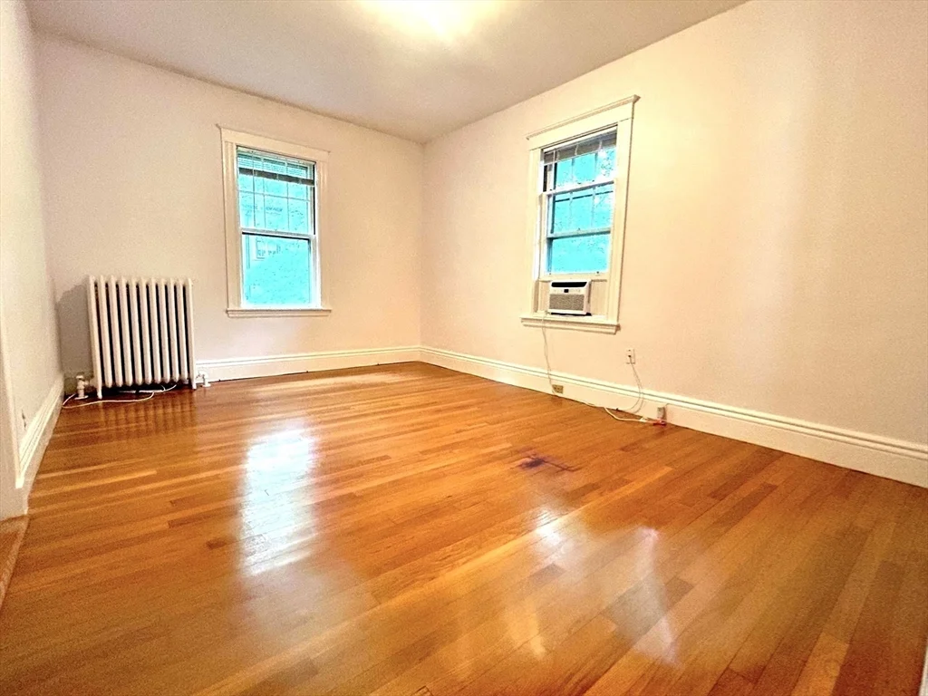 82 Stearns Rd, Longwood