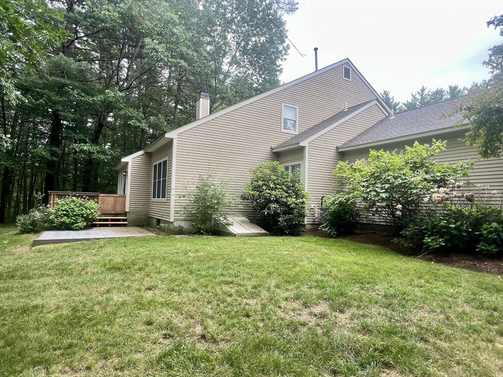 8 Stonegate Ln, Bedford