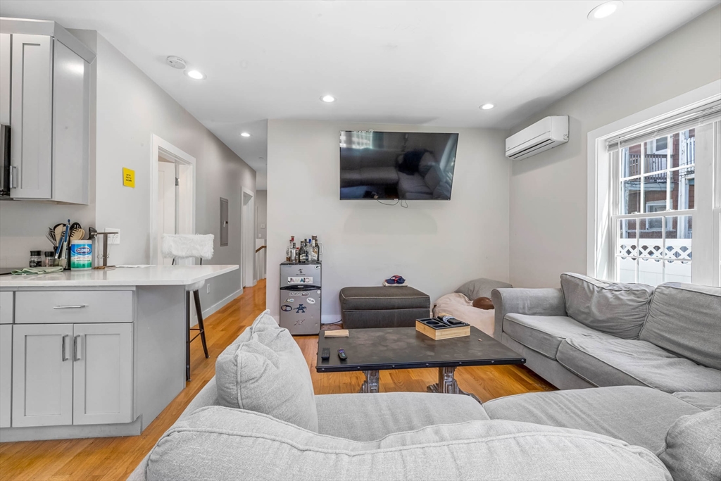 8 W Bellflower St, Dorchester