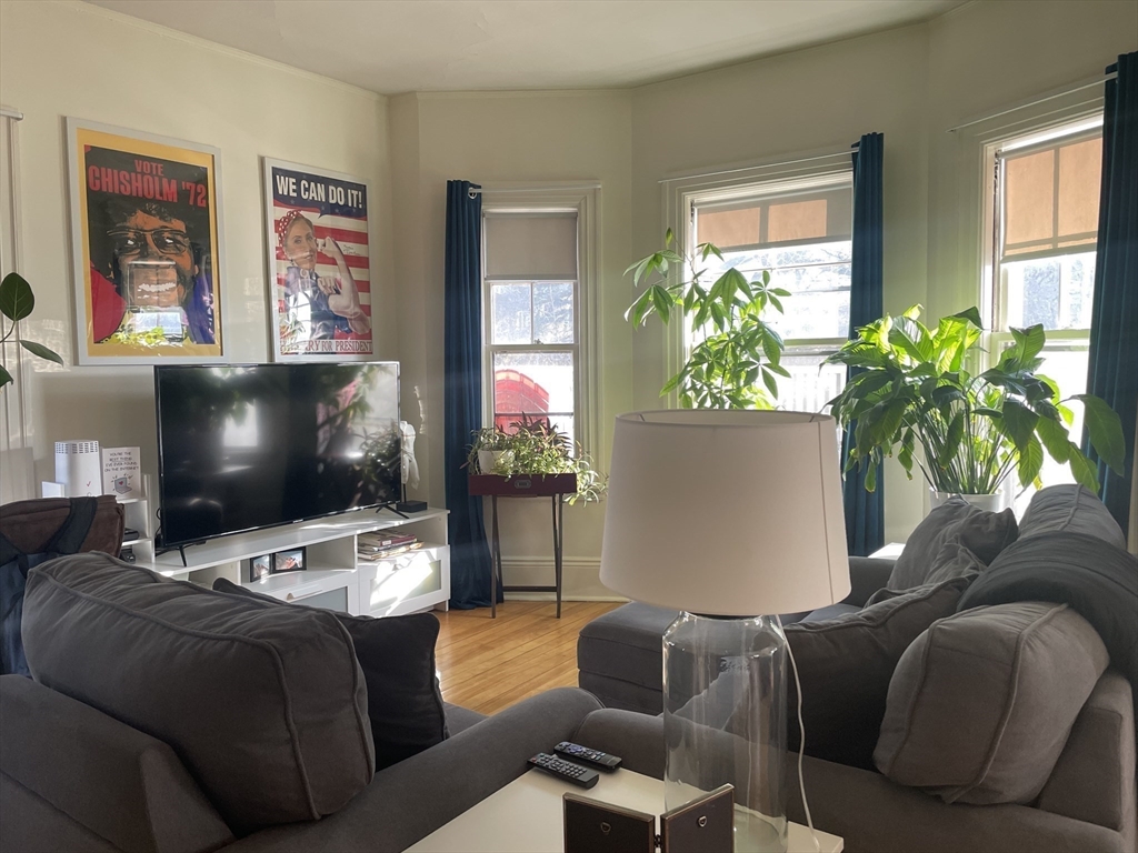 28 Glen Rd, Jamaica Plain