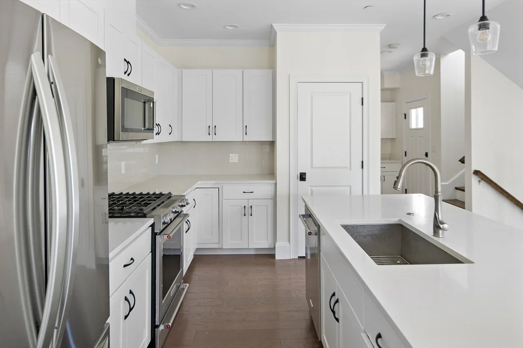 19 Lily Pond Ln, Lexington