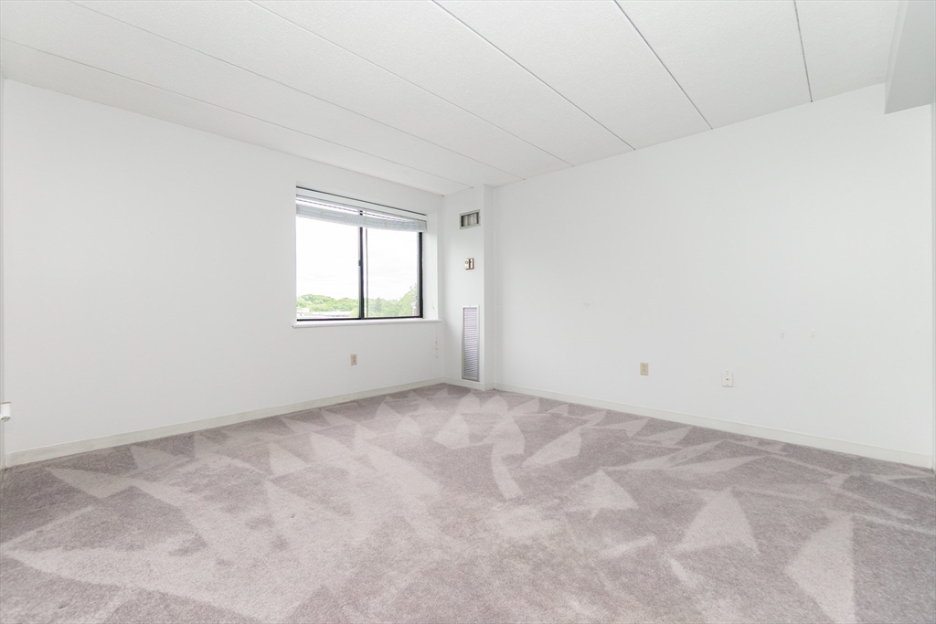 1933 Commonwealth Ave, Brighton