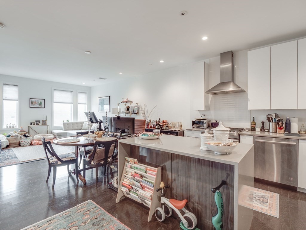 2 West 6th St, South Boston