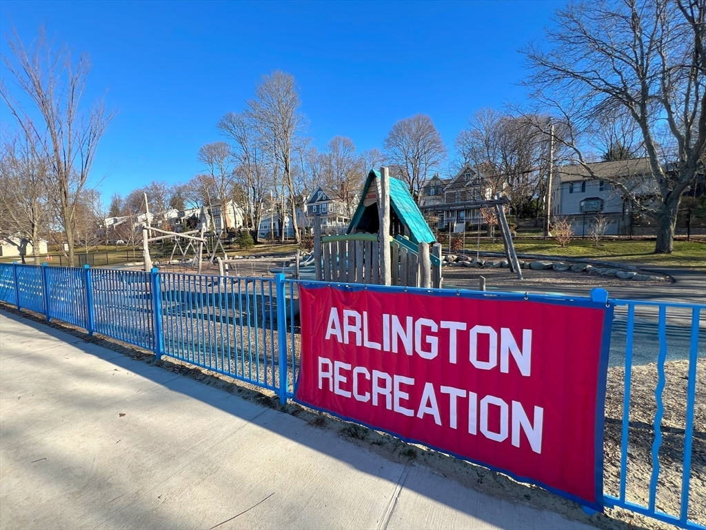 2 Colonial Village Dr, Arlington Heights