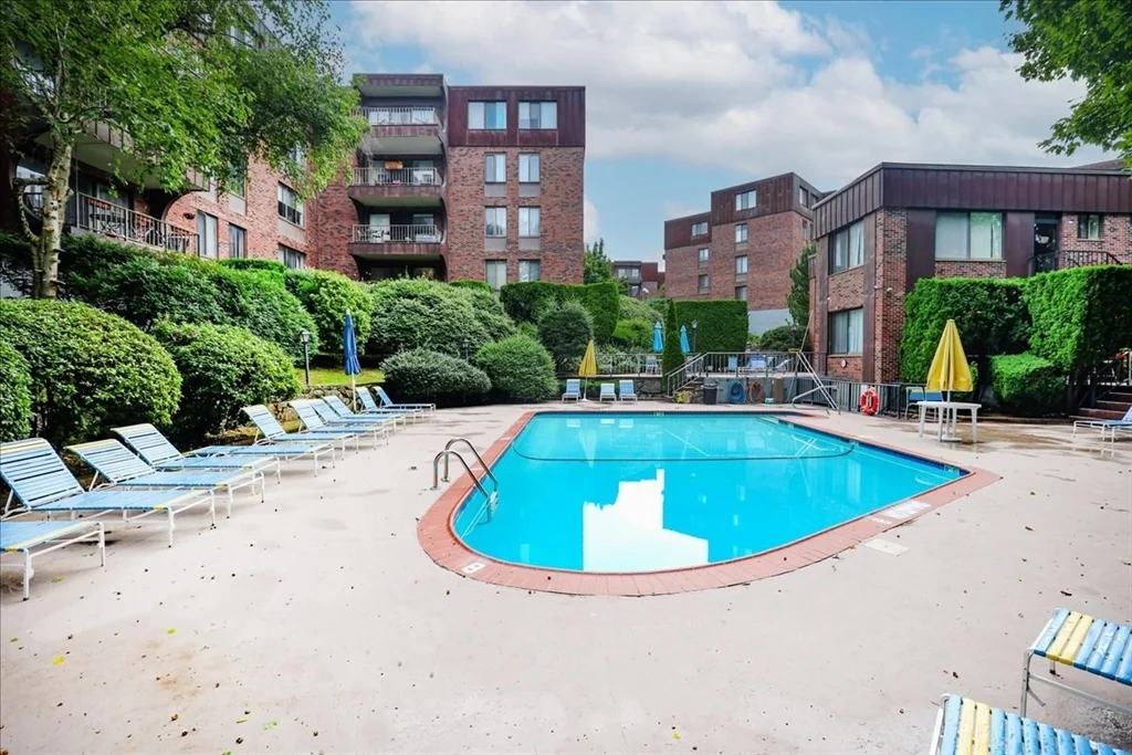 1004 Paradise Rd, Swampscott