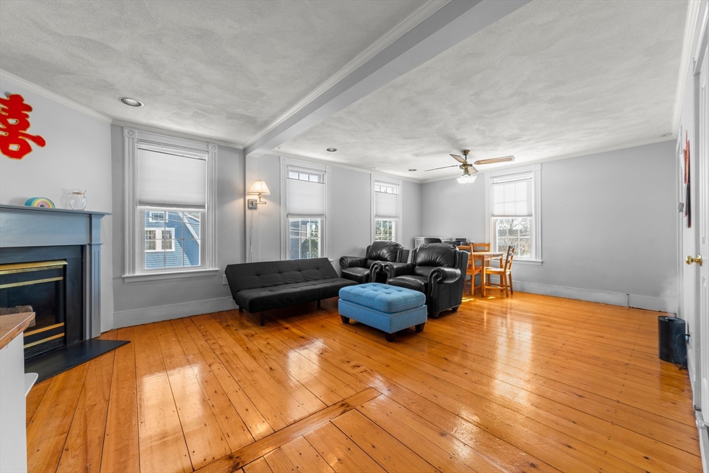 90 Florence St, Everett