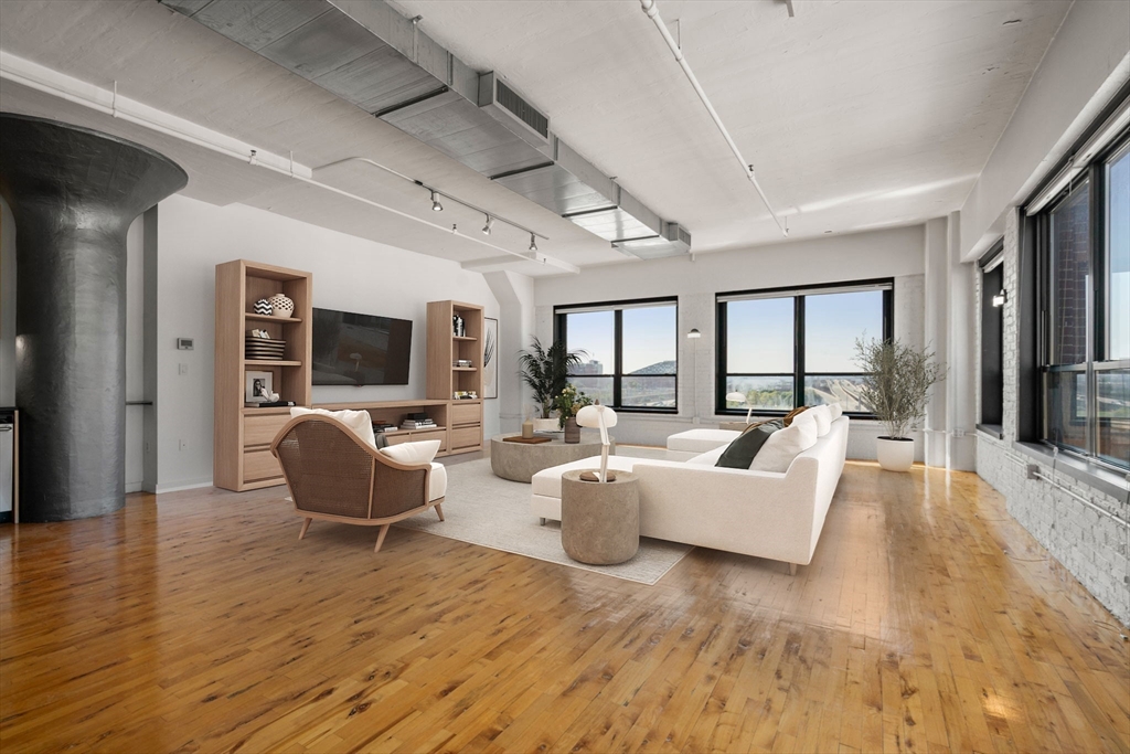 210 Lincoln St, Leather District