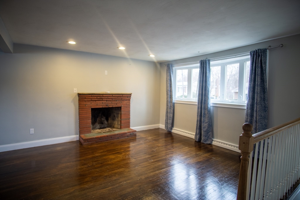 63 Mcgarvey Rd, Stoughton