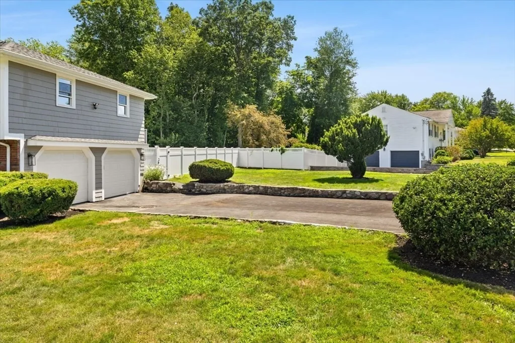 19 Coach Ln, Norwood