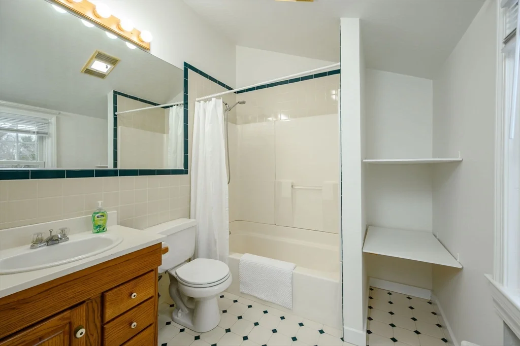 25 Bayberry Ln, Cohasset