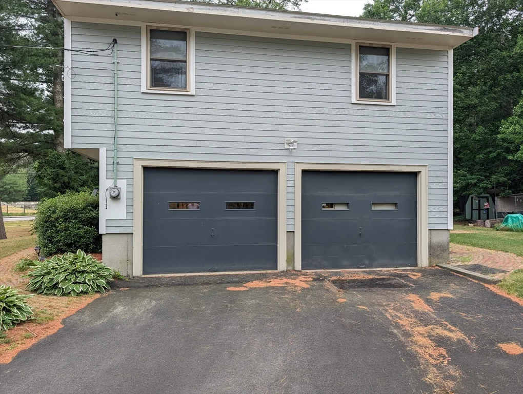 10 Sherwood Ln, Raynham