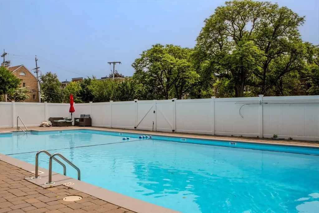 50 Green St, North Brookline