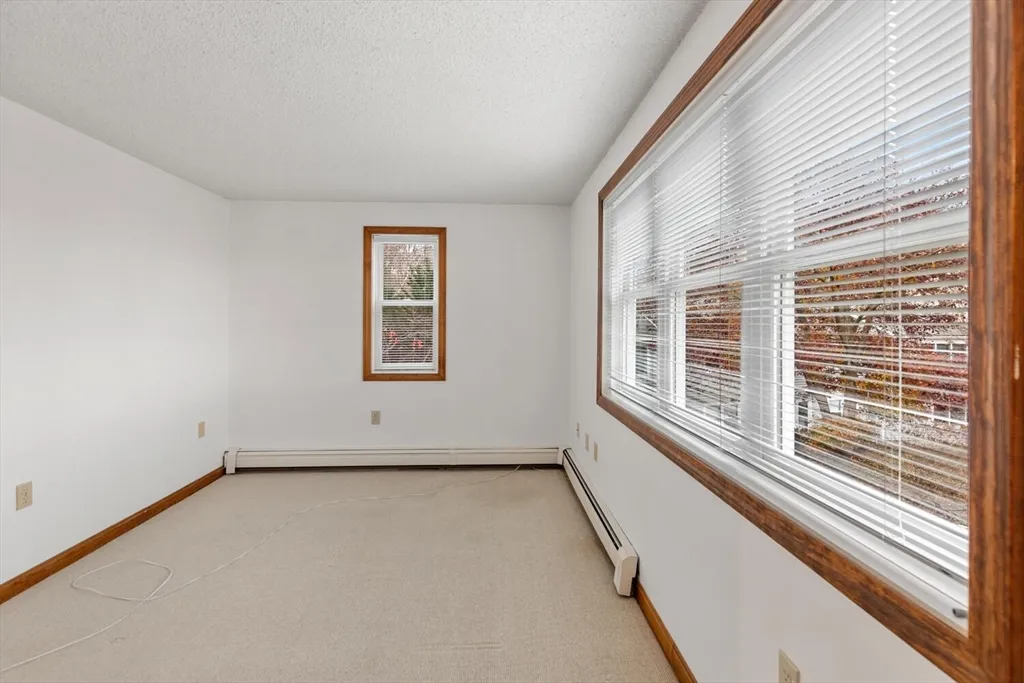 3 Sandpiper Ln, Long Beach