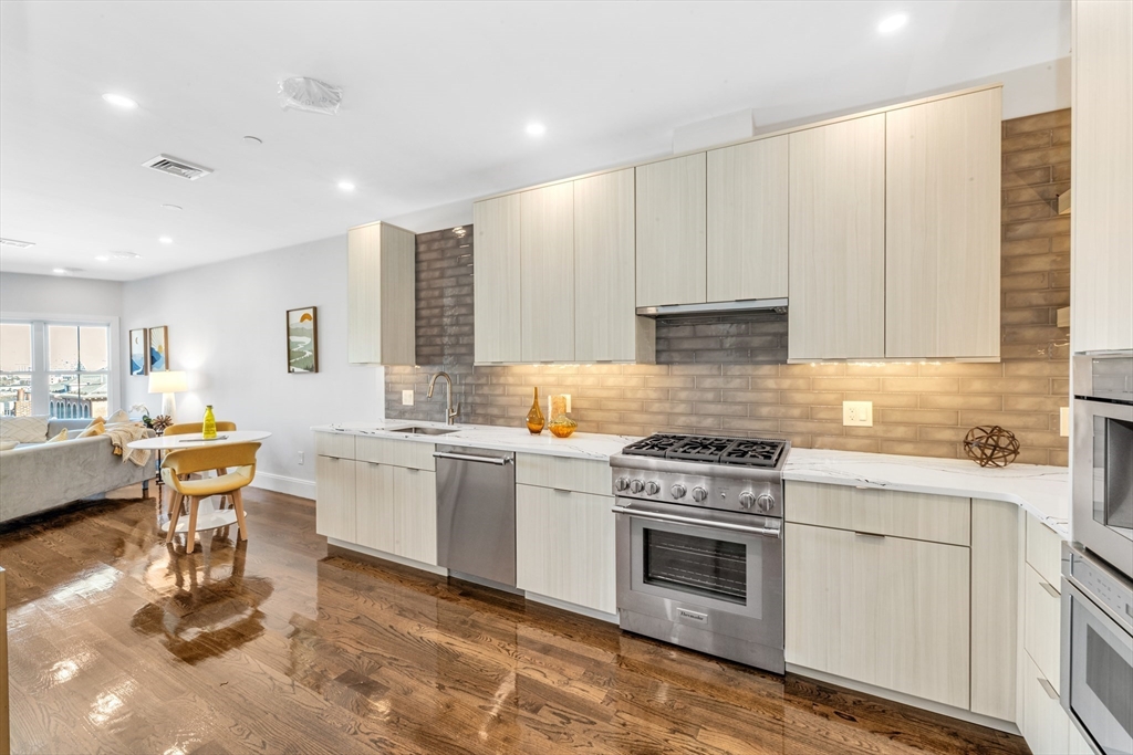 582 East Broadway, Boston