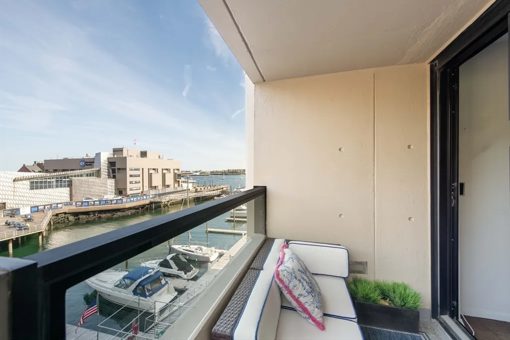 85 E India Row, Waterfront