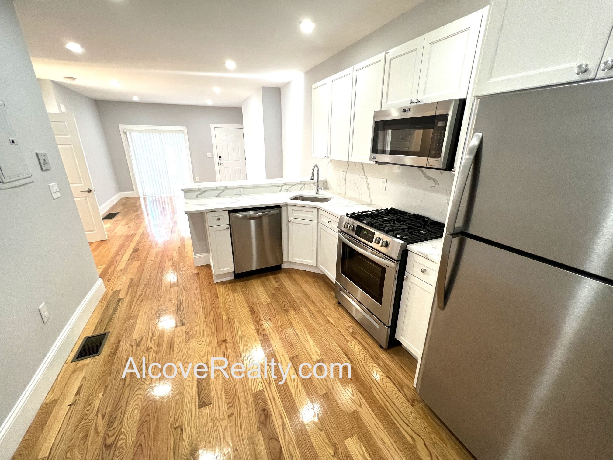 372 Oxford St, Ward Two