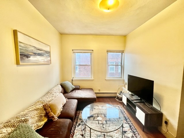 2 bed, 1 bath apartment for rent at 4 Baldwin Pl Unit 4, North End — photo 2 of 13