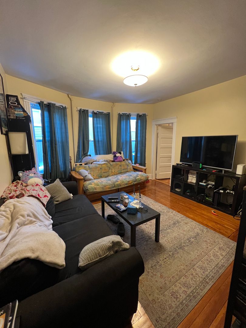 3 bed, 1 bath apartment for rent at 17 Dow St Unit A, West Somerville — photo 2 of 19