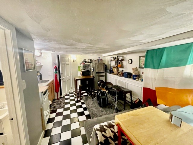 Studio bed, 1 bath apartment for rent at 10 Cooper St Unit B, North End — photo 2 of 8