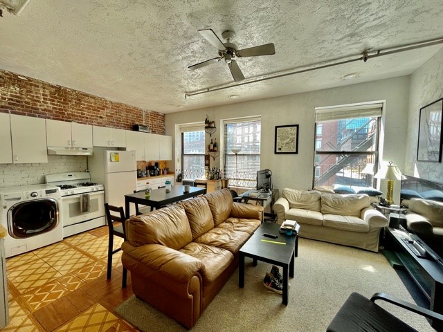 2.5 bed, 1 bath apartment for rent at 223 Endicott St Unit 4, North End — photo 2 of 16