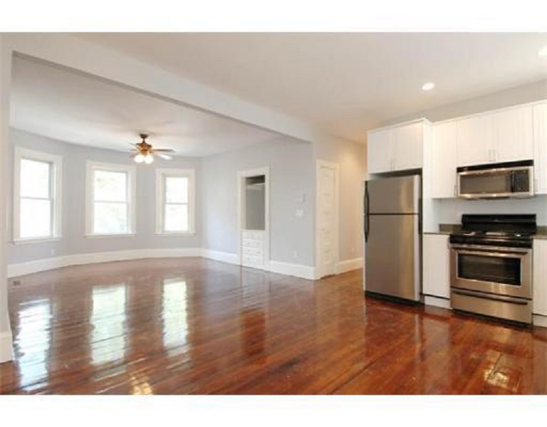 6 bed, 2 bath apartment for rent at 19 Park Hill Ave Unit 3, Mission Hill — photo 4 of 14