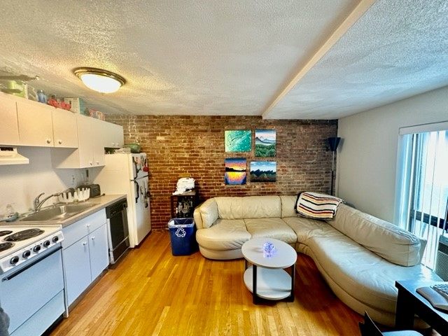 2 bed, 1 bath apartment for rent at 8 Harris St Unit 4, North End — photo 2 of 12