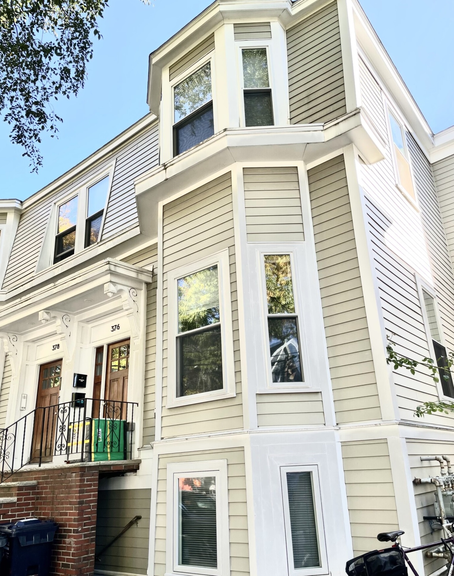 3 bed, 1 bath apartment for rent at 378 Windsor St Unit 2, Wellington-Harrington — photo 2 of 3