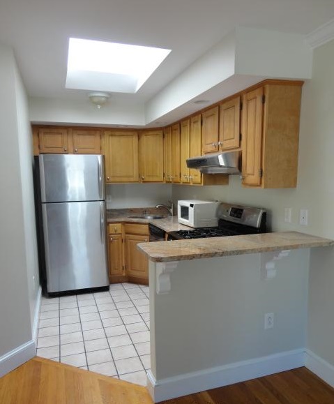 3 bed, 1 bath apartment for rent at 133 7th St Unit 3, South Boston — photo 2 of 10