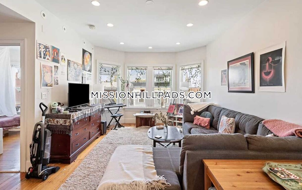 5 bed, 3 bath apartment for rent at 70 Hillside St Unit 3, Mission Hill — photo 2 of 11