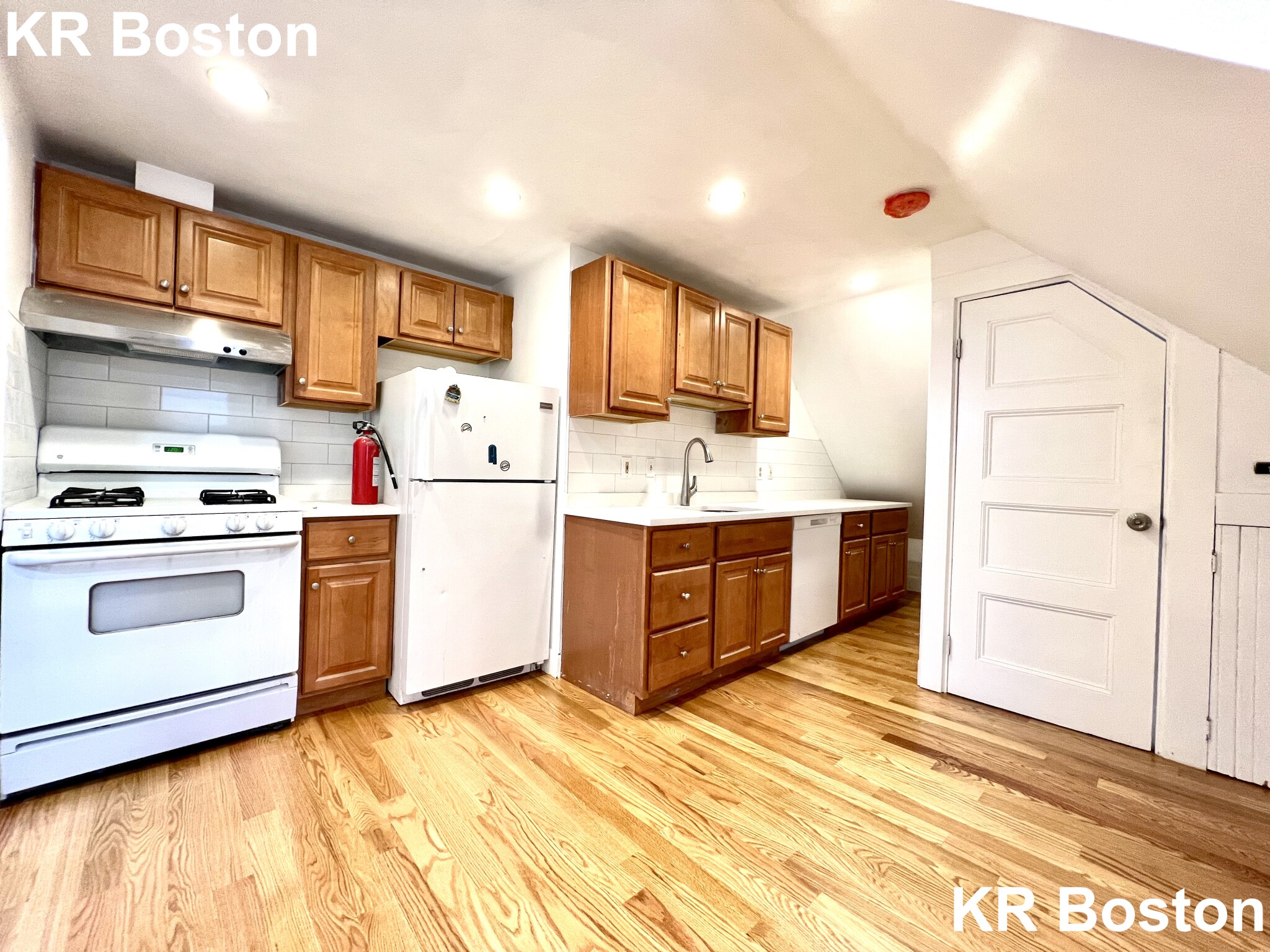 3 bed, 3 bath apartment for rent at 20 Imrie Rd Unit 3, Allston — photo 2 of 3