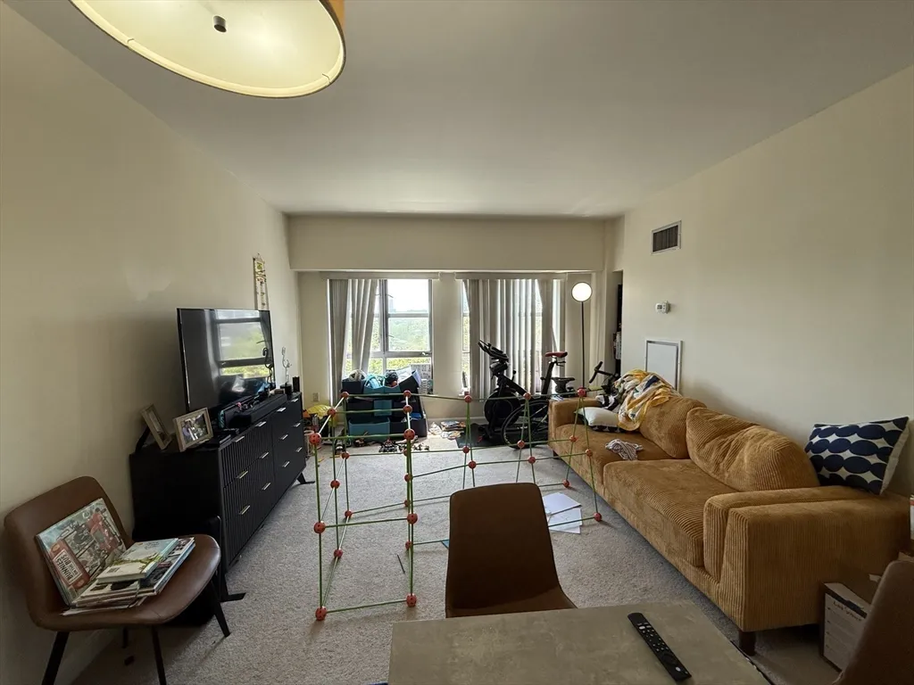 931 Massachusetts Ave, Mid-Cambridge