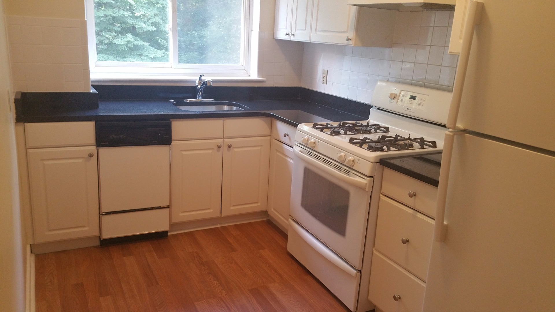 3 bed, 1 bath apartment for rent at 2016 Commonwealth Ave Unit -., Brighton — photo 2 of 3