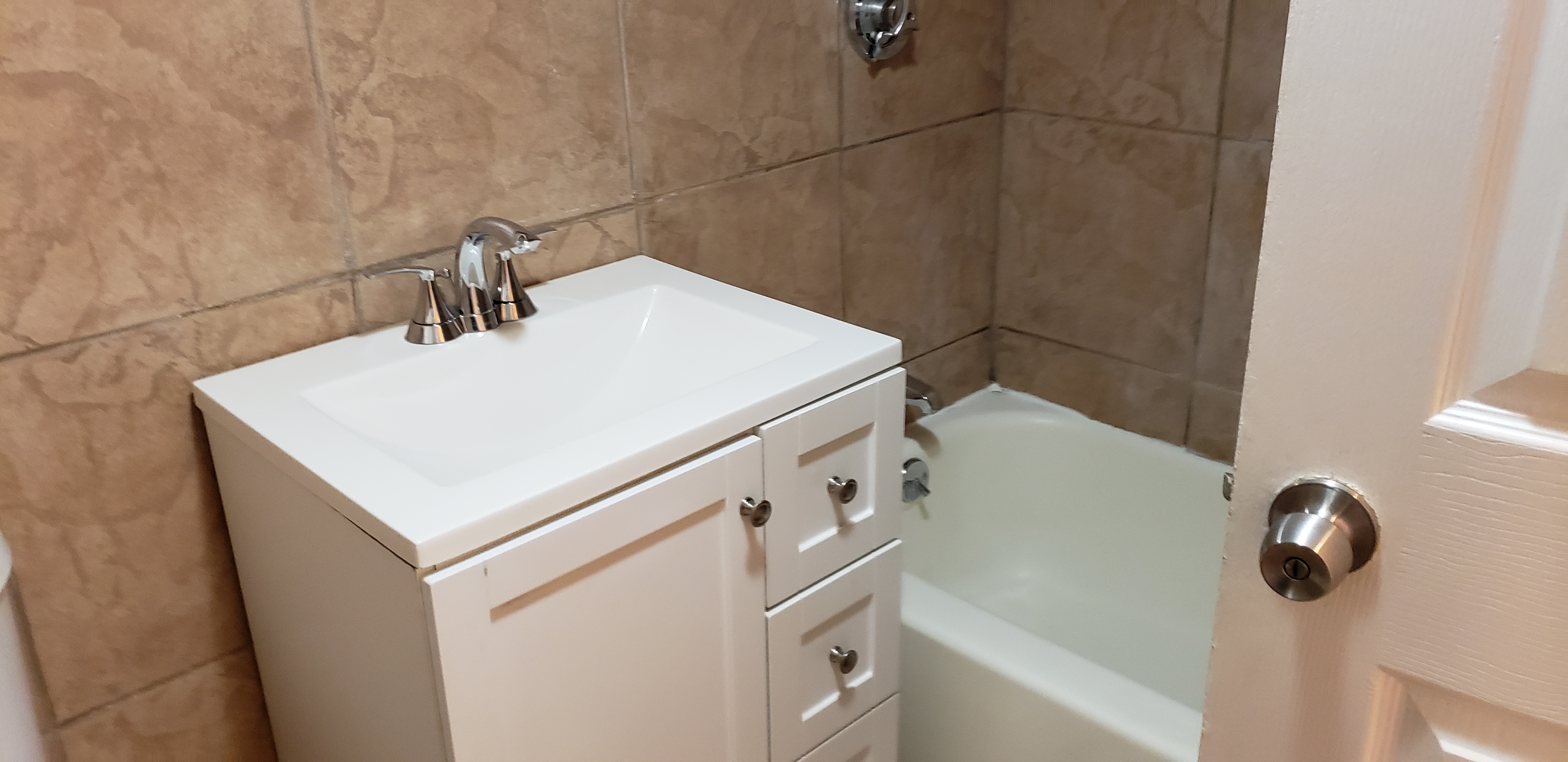 3 bed, 1 bath apartment for rent at 223 Washington St Unit 2, Roxbury — photo 4 of 11