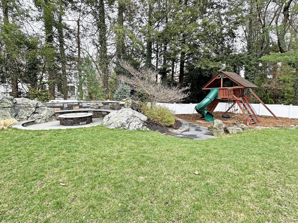 9 Lantern Rd, Belmont