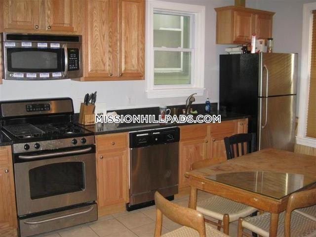 5 bed, 2 bath apartment for rent at 59 Hillside St Unit 3, Mission Hill — photo 17 of 54