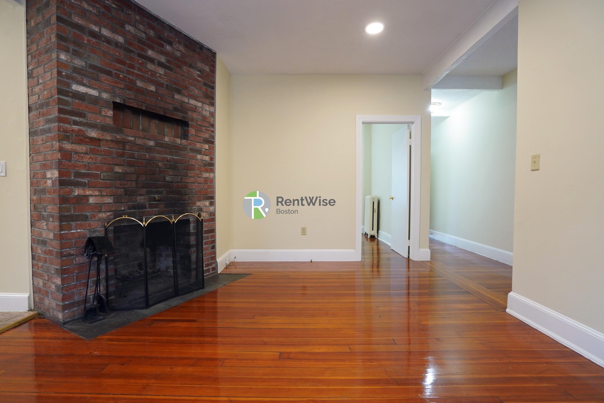 82 Robbins Pl, South Side