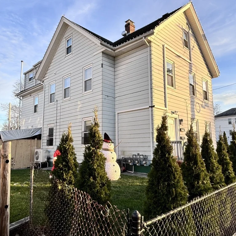 12 Pine St, Attleboro
