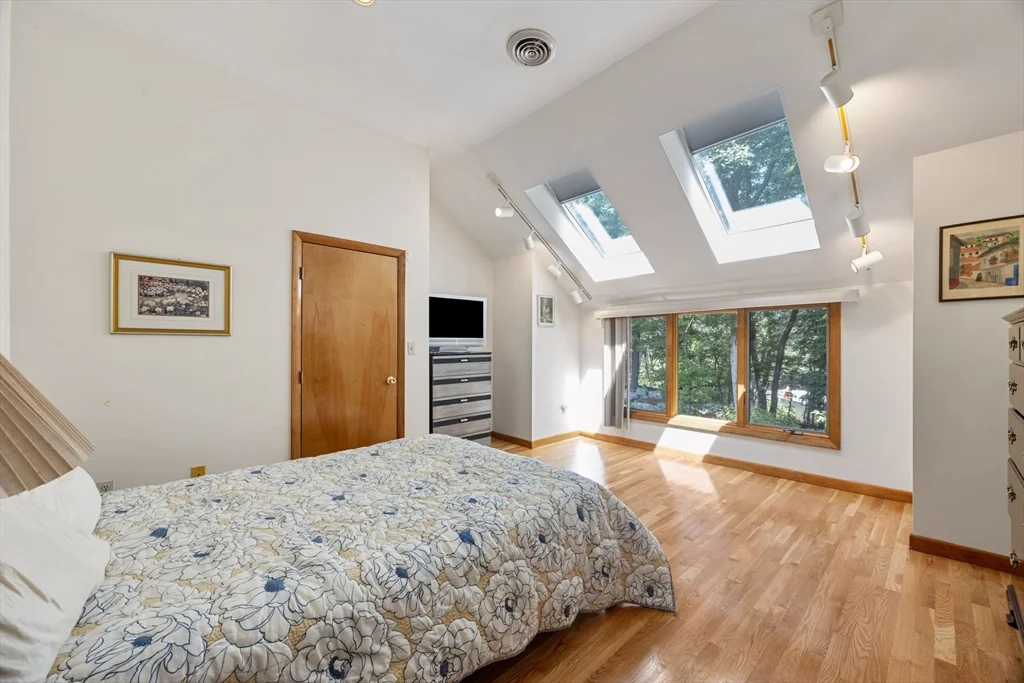 4 Crestview Ln, Milton